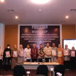Jajaran pimpinan, wakil dekan, GPM-PR, dan kepala departemen FKM Universitas Hasanuddin berfoto bersama usai penandatanganan perjanjian kinerja 2026 dalam Workshop Strategi Peningkatan Ranking Global, sebagai komitmen kolektif memperkuat publikasi Q1, kolaborasi internasional, dan reputasi akademik berbasis indikator terukur, di Makassar, 10 Februari 2026.